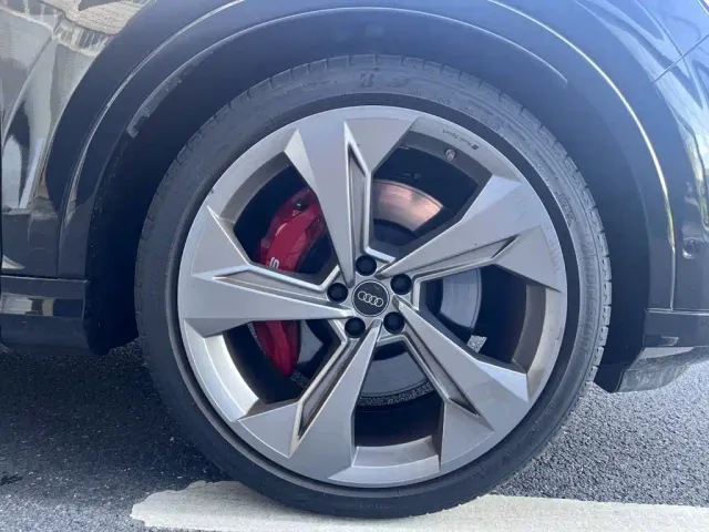 Audi SQ7 — Фото автомобиля 15