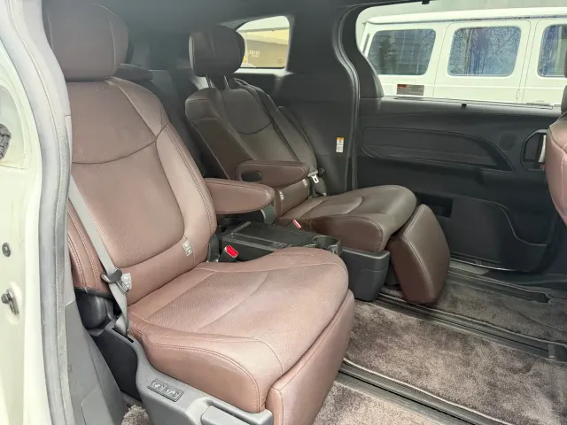 Toyota Sienna — Фото автомобиля 7