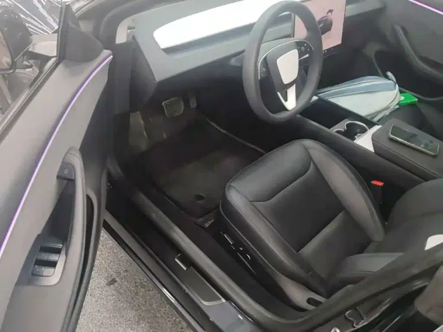 Tesla Model 3 — Фото автомобиля 15
