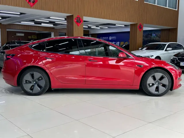 Tesla Model 3 — Фото автомобиля 6
