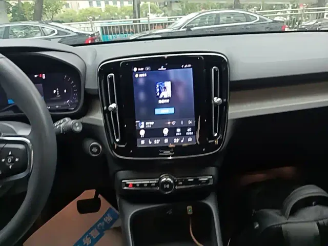 Volvo XC40 — Фото автомобиля 12