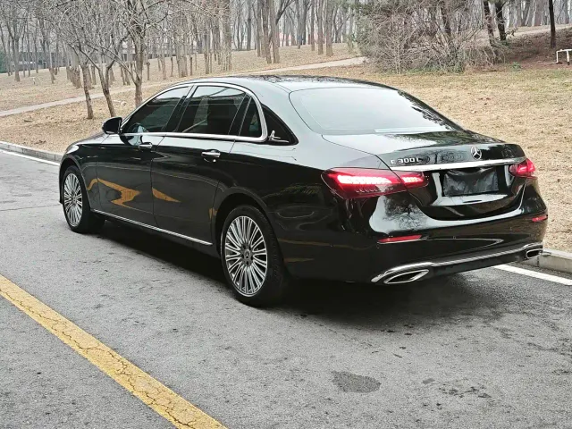 Mercedes-Benz E-Class — Фото автомобиля 4