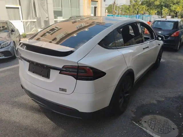 Tesla Model X — Фото автомобиля 6