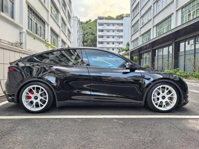 Tesla Model Y — Фото автомобиля 9