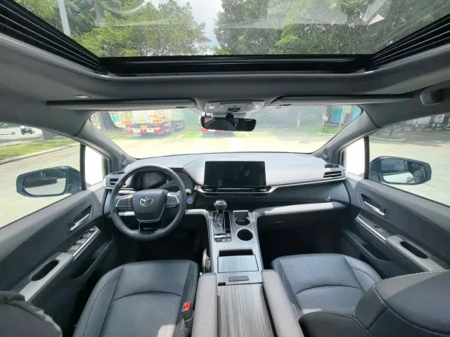 Toyota Sienna — Фото автомобиля 10