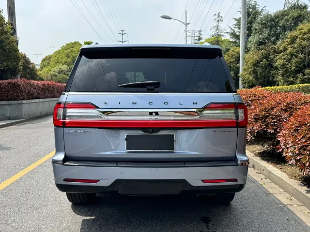 Lincoln Navigator — Фото автомобиля 5