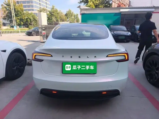 Tesla Model 3 — Фото автомобиля 5