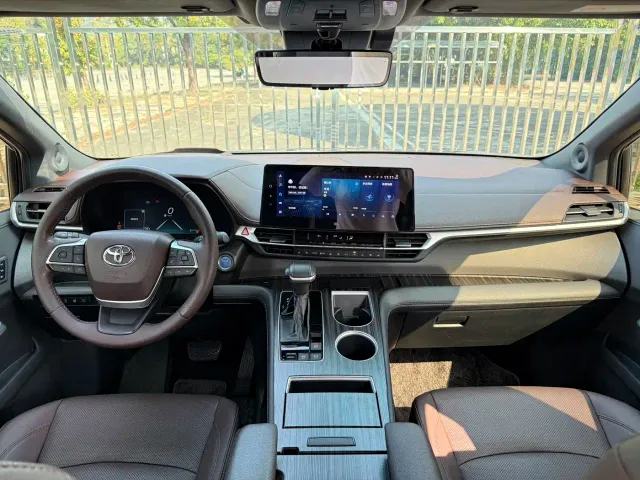 Toyota Sienna — Фото автомобиля 14