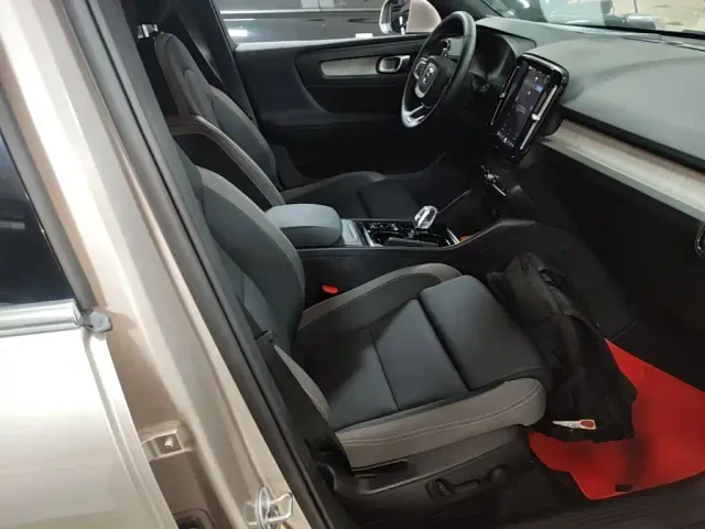 Volvo XC40 — Фото автомобиля 24