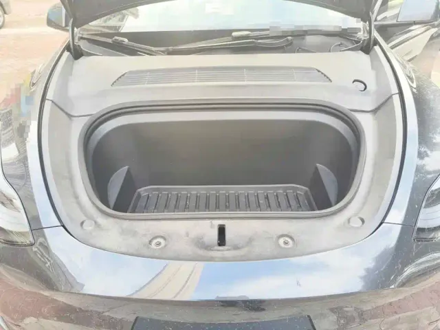 Tesla Model Y — Фото автомобиля 3