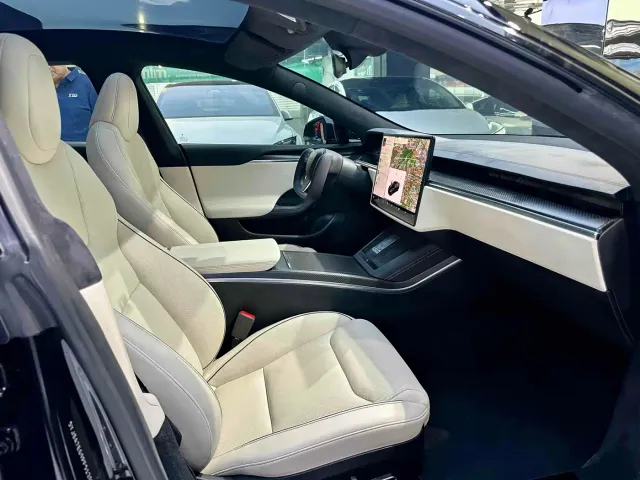 Tesla Model S — Фото автомобиля 11