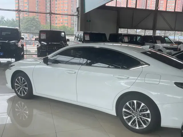 Lexus ES — Фото автомобиля 10