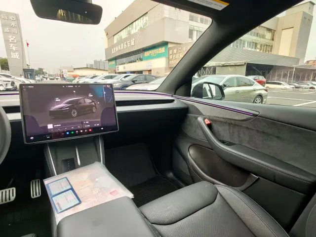 Tesla Model Y L — Фото автомобиля 10