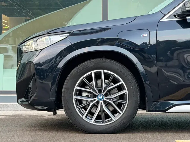 BMW iX1 — Фото автомобиля 4