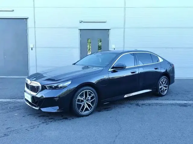 Фотография автомобиля — BMW i5