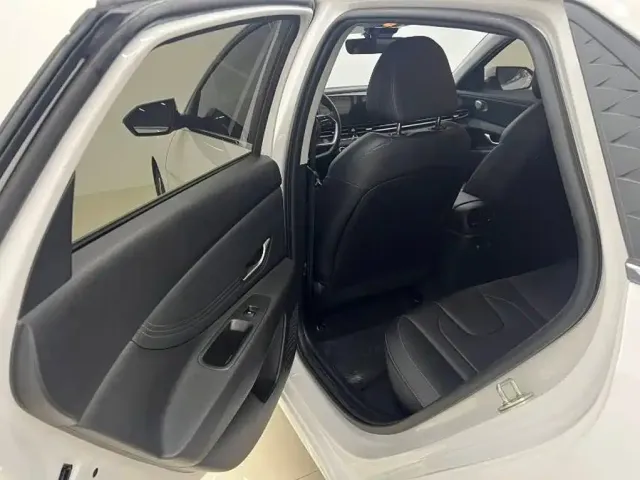 Hyundai Elantra 2023 Model 1.5L CVT LUX Premium Edition — Фото автомобиля 9
