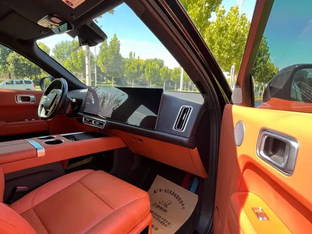 Li Auto L8 — Фото автомобиля 4