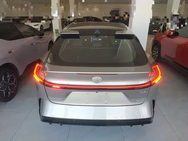 Toyota bZ5 — Фото автомобиля 5
