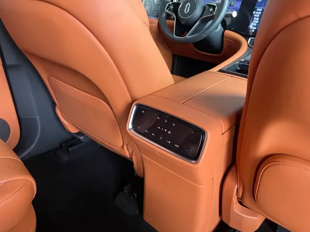 AITO Wenjie AITO M9 2024 Extended Range Ultra 42kWh 6-Seater — Фото автомобиля 28