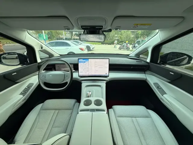 Xpeng X9 — Фото автомобиля 6