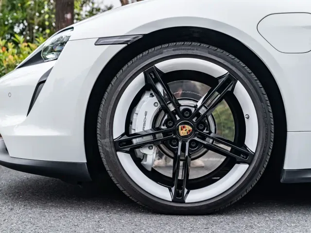 Porsche Taycan — Фото автомобиля 8