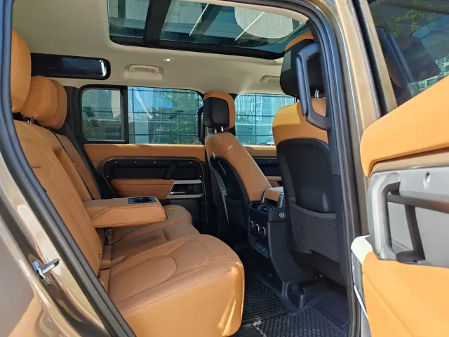 Land Rover Defender — Фото автомобиля 12