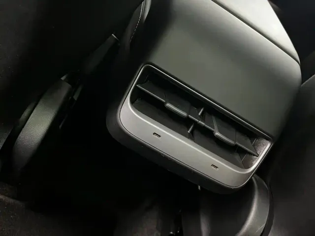 Tesla Model Y — Фото автомобиля 11