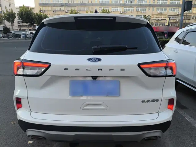 Ford Escape — Фото автомобиля 5
