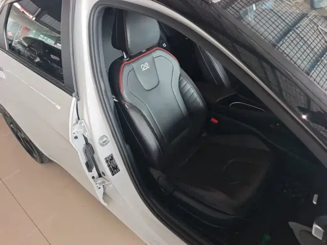 Hyundai Elantra — Фото автомобиля 24