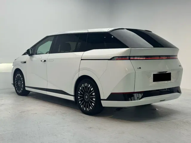 Xpeng X9 — Фото автомобиля 10