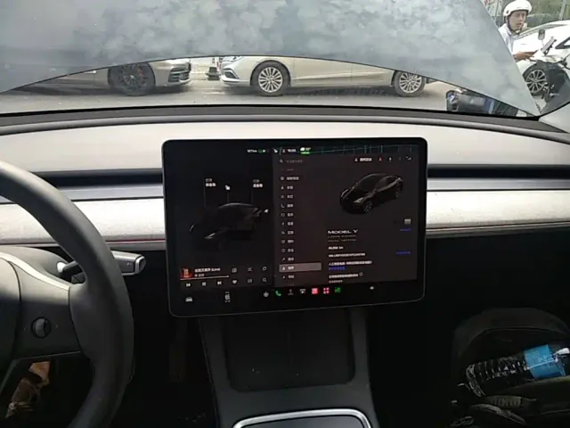 Tesla Model Y — Фото автомобиля 12