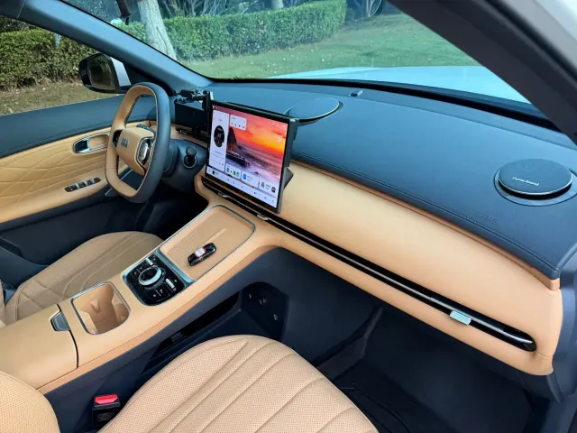 Geely Galaxy Starship 7 EM-i — Фото автомобиля 16