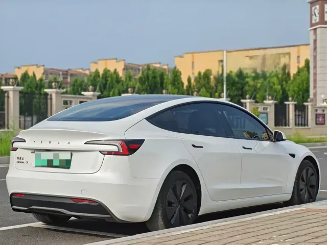 Tesla Model 3 — Фото автомобиля 10