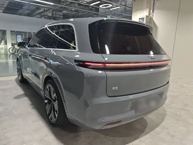 Li Auto L8 — Фото автомобиля 4