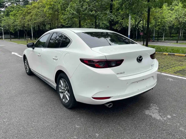 Mazda Axela — Фото автомобиля 4