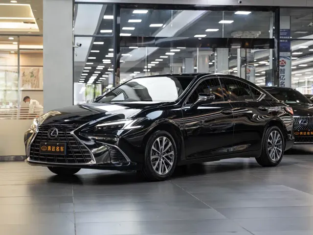 Фотография автомобиля — Lexus ES