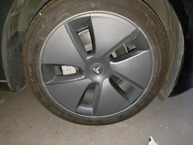 Tesla Model 3 — Фото автомобиля 22