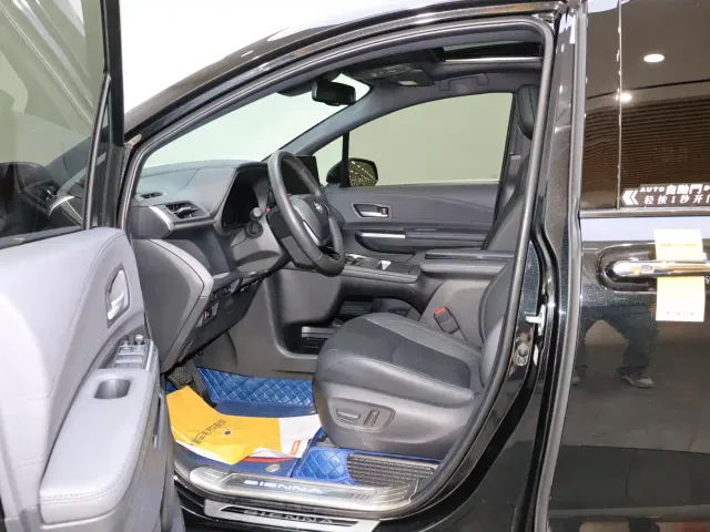 Toyota Sienna — Фото автомобиля 14