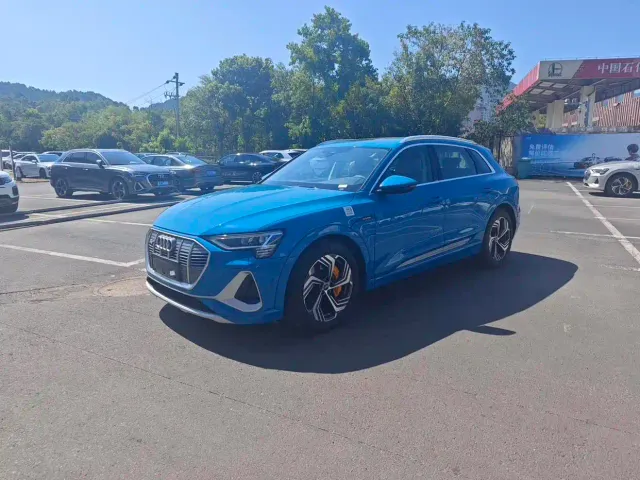 Фотография автомобиля — Audi e-tron