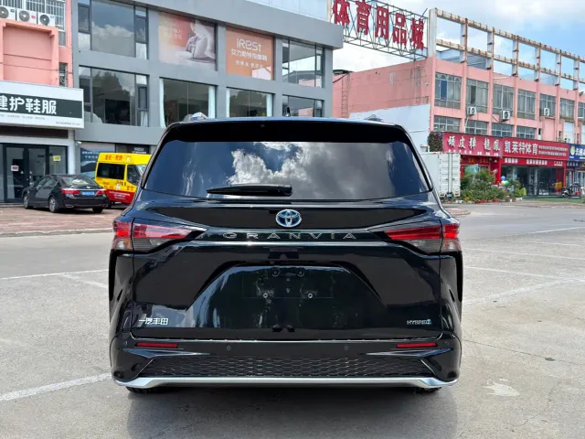 Toyota Granvia — Фото автомобиля 13
