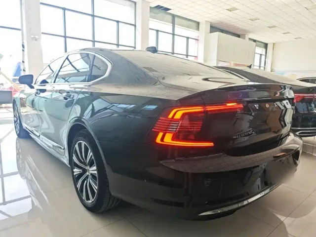 Volvo S90 — Фото автомобиля 4
