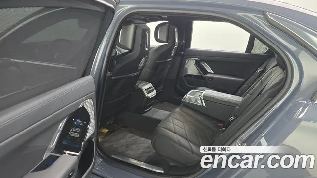 BMW i7 — Фото автомобиля 11