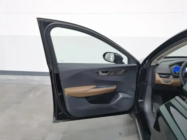 Hongqi E-QM5 — Фото автомобиля 8