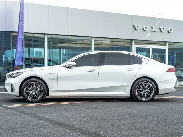 BMW i5 — Фото автомобиля 5