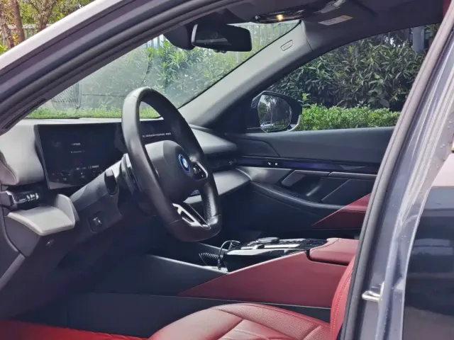 BMW BMW i5 2025 eDrive 35L M Sport Package — Фото автомобиля 7