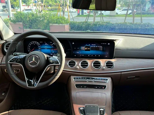 Mercedes-Benz E-Class — Фото автомобиля 5