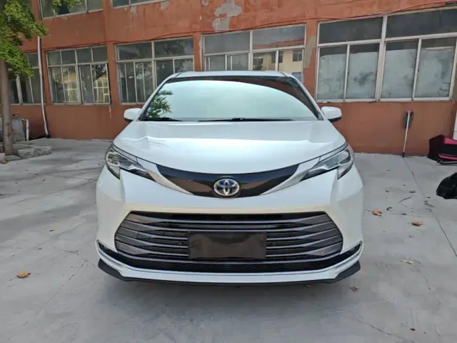 Toyota Sienna — Фото автомобиля 2