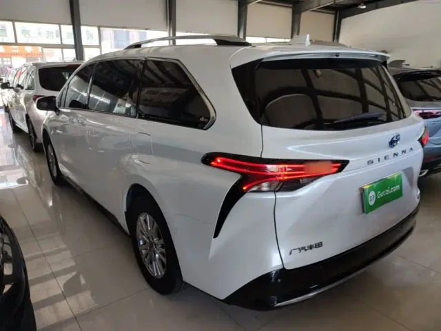 Toyota Sienna — Фото автомобиля 4