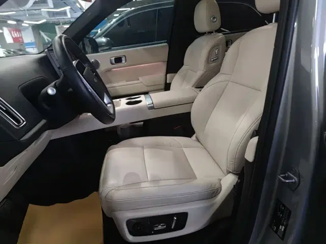 Li Auto L8 — Фото автомобиля 14