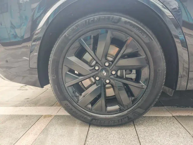 Li Auto L8 — Фото автомобиля 17